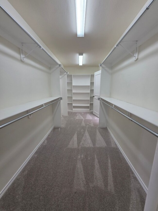 Building Photo - Large Duplex Unit just down the Street fro...
