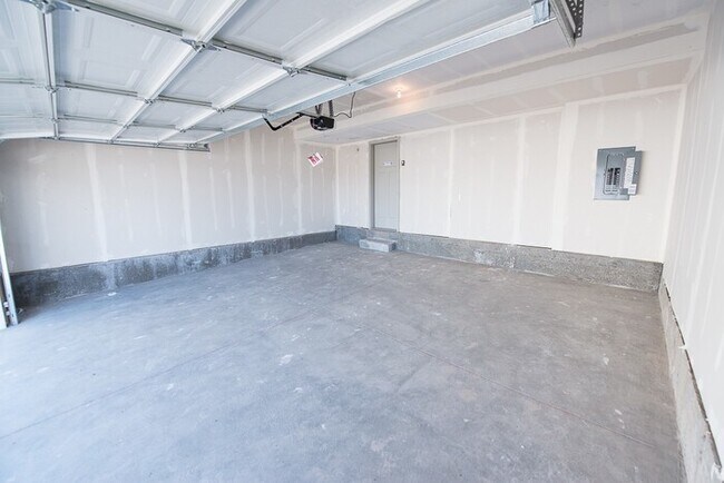 Building Photo - Townhome with 2-Car Garage!