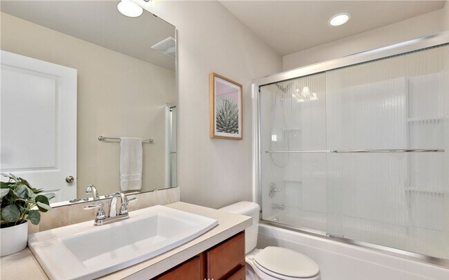 Building Photo - Beautiful large 4 bedroom home in the High...