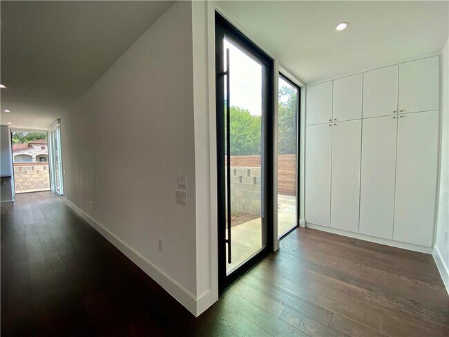 Building Photo - 1905 Riverview St