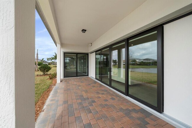 Building Photo - 818 SE Courances Dr
