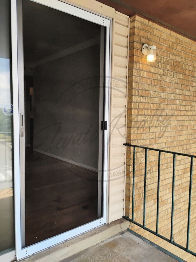 Building Photo - Charming 1 Bedroom | 1 Bath Upstairs Apart...
