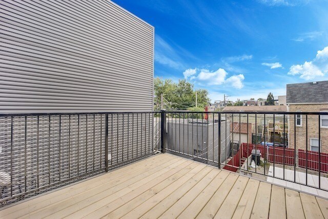 Building Photo - 1851 W Dickens Ave