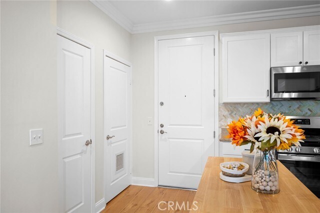 Building Photo - 6938 Laurel Canyon Blvd