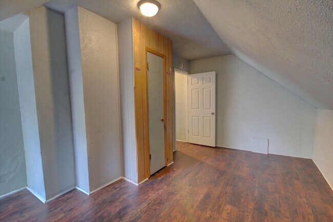 Building Photo - 2 bedroom with bonus space