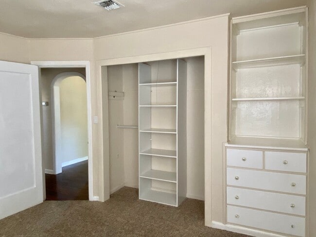 Building Photo - Charming 2bdrm, 1.bath house with garage, workshop space and large yard