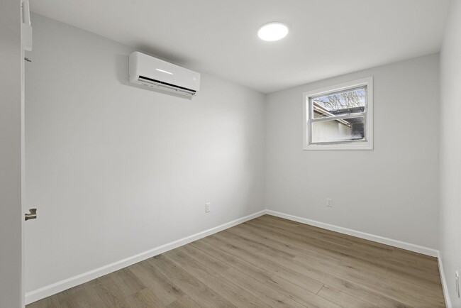 Building Photo - 173 Van Horne St