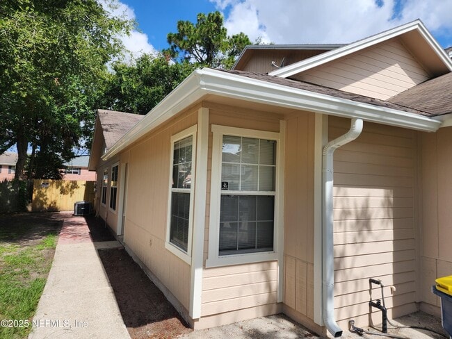 Building Photo - 3510 Rain Forest Dr W