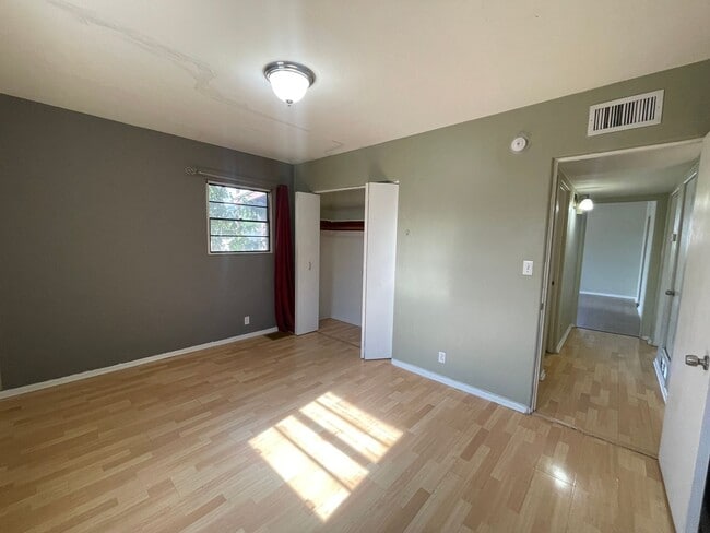 Building Photo - 2 Bedroom 1 Bathroom / Great for UofA Students
