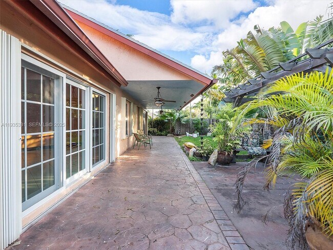 Building Photo - 931 SW 150th Ave