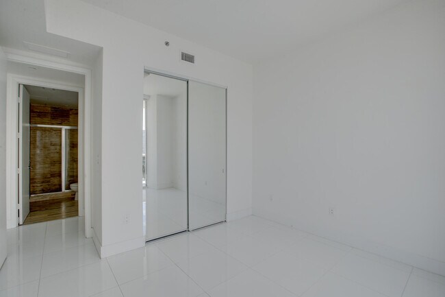 Building Photo - 15901 Collins Ave