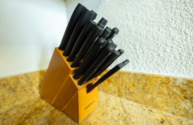 Building Photo - 240 E Hedding St