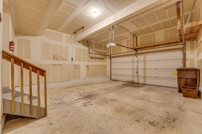 Building Photo - 2 bedroom, 2.5 bath townhome in Observatory Village