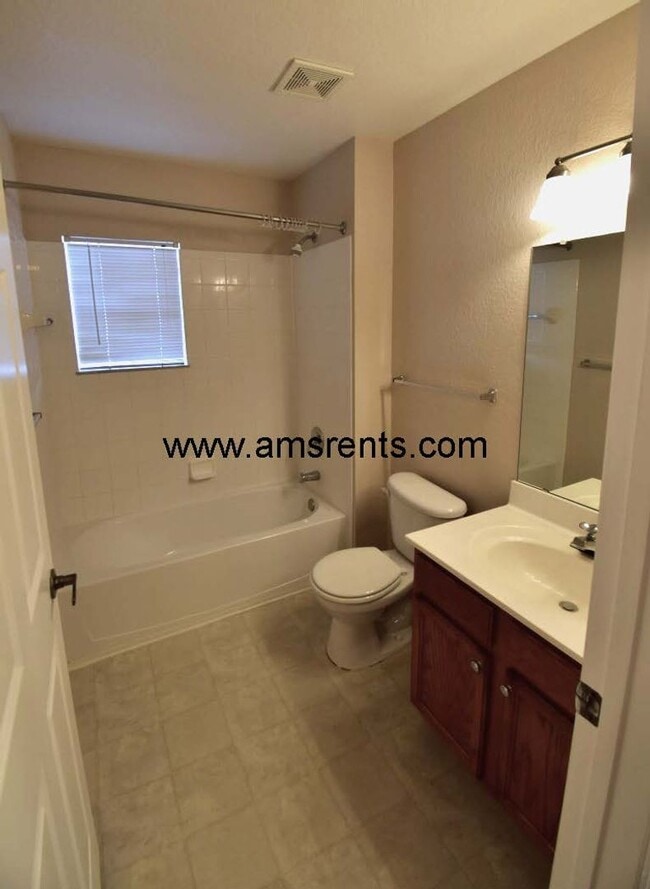 Building Photo - 4 bedroom and 3 bathroom Townhouse