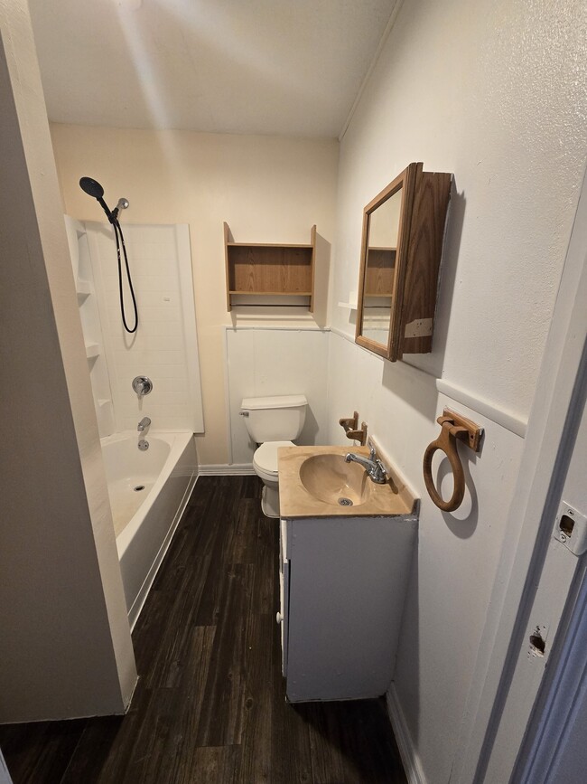 Building Photo - 619 Morrell St