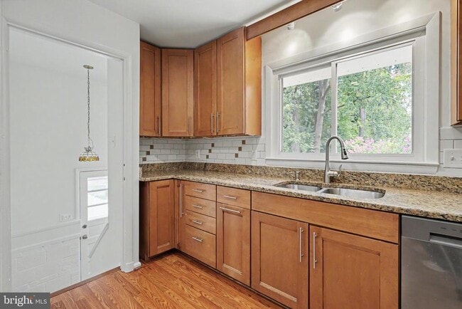 Building Photo - 604 Yeonas Dr SW
