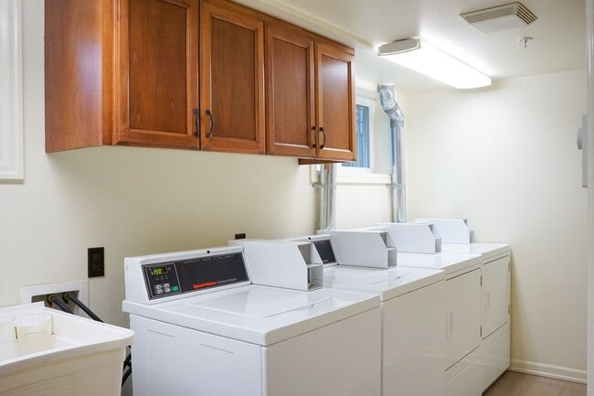 Building Photo - Beautifully Updated 2-Bed w/Condo Grade Fi...