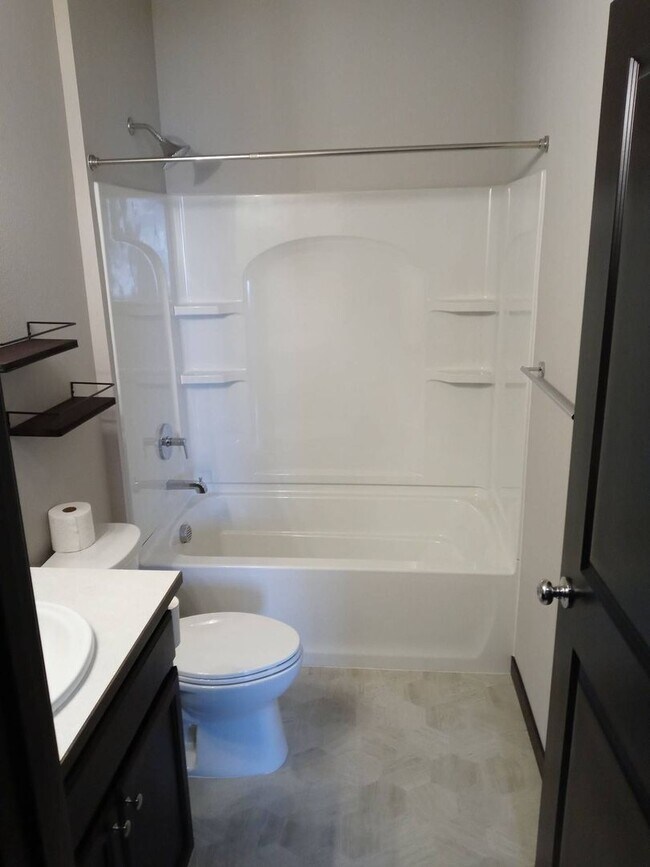 Building Photo - Beautiful 3-bedroom, 2-bath home at Woodbr...