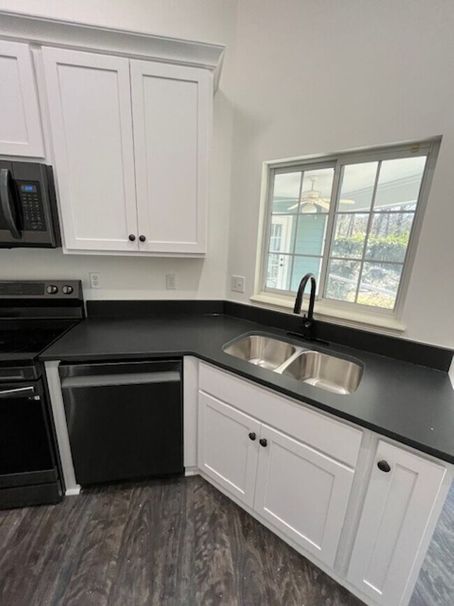 Building Photo - Beautiful and completely Renovated 3/2 fen...