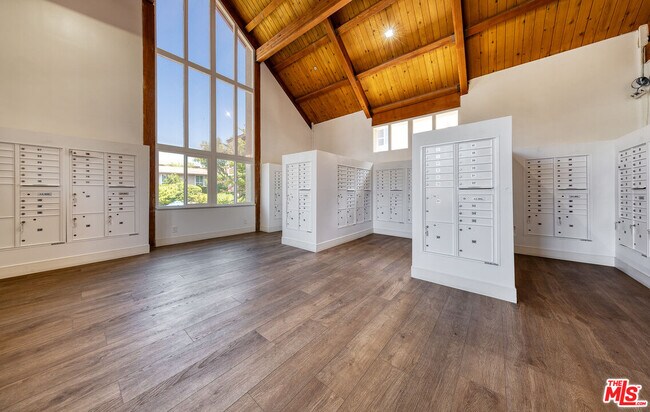 Building Photo - 6375 Green Valley Cir