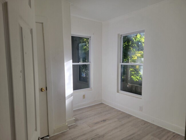Building Photo - 27 Lilac St