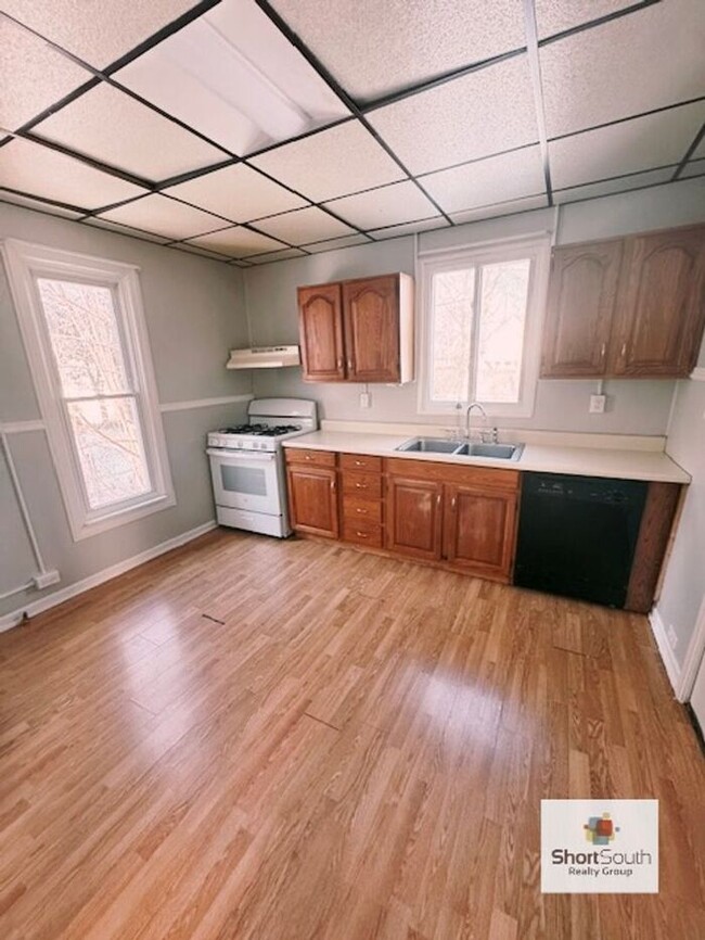 Building Photo - 4 bed 1 bath Single Family Home