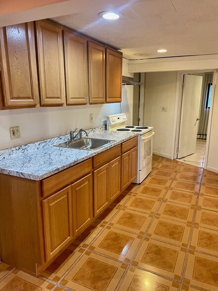 Kitchen - 1077 Martinstein Ave