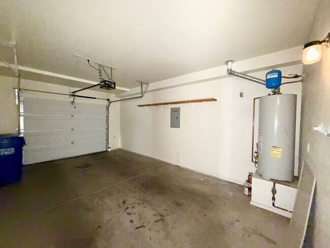 Building Photo - BEAUTIFUL 3 BEDROOM TOWNHOME!