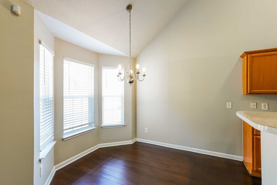 Building Photo - 110 Lyndhurst Dr