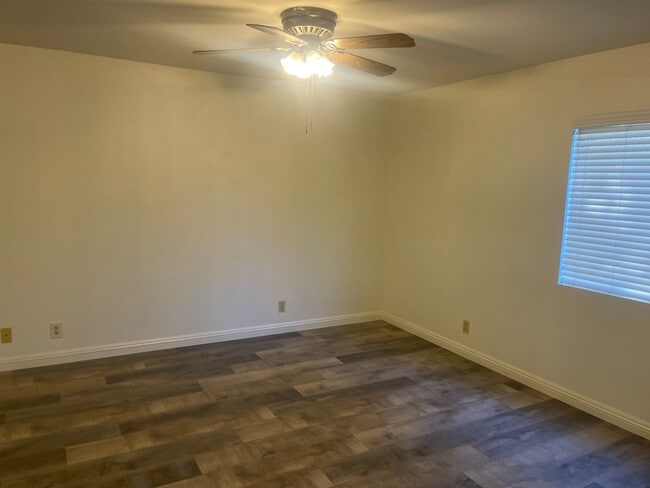 Building Photo - 2215 Lobelia Ave