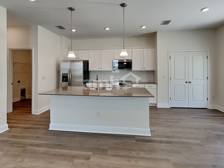 Building Photo - 27070 St Andrews Ave