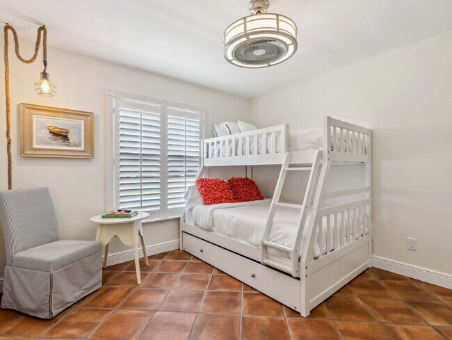 Building Photo - 510 106th Ave N