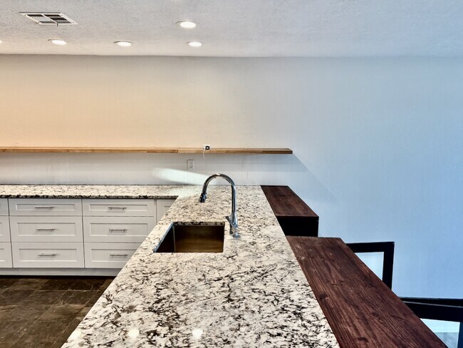 Building Photo - 2700 Vista Grande Dr NW