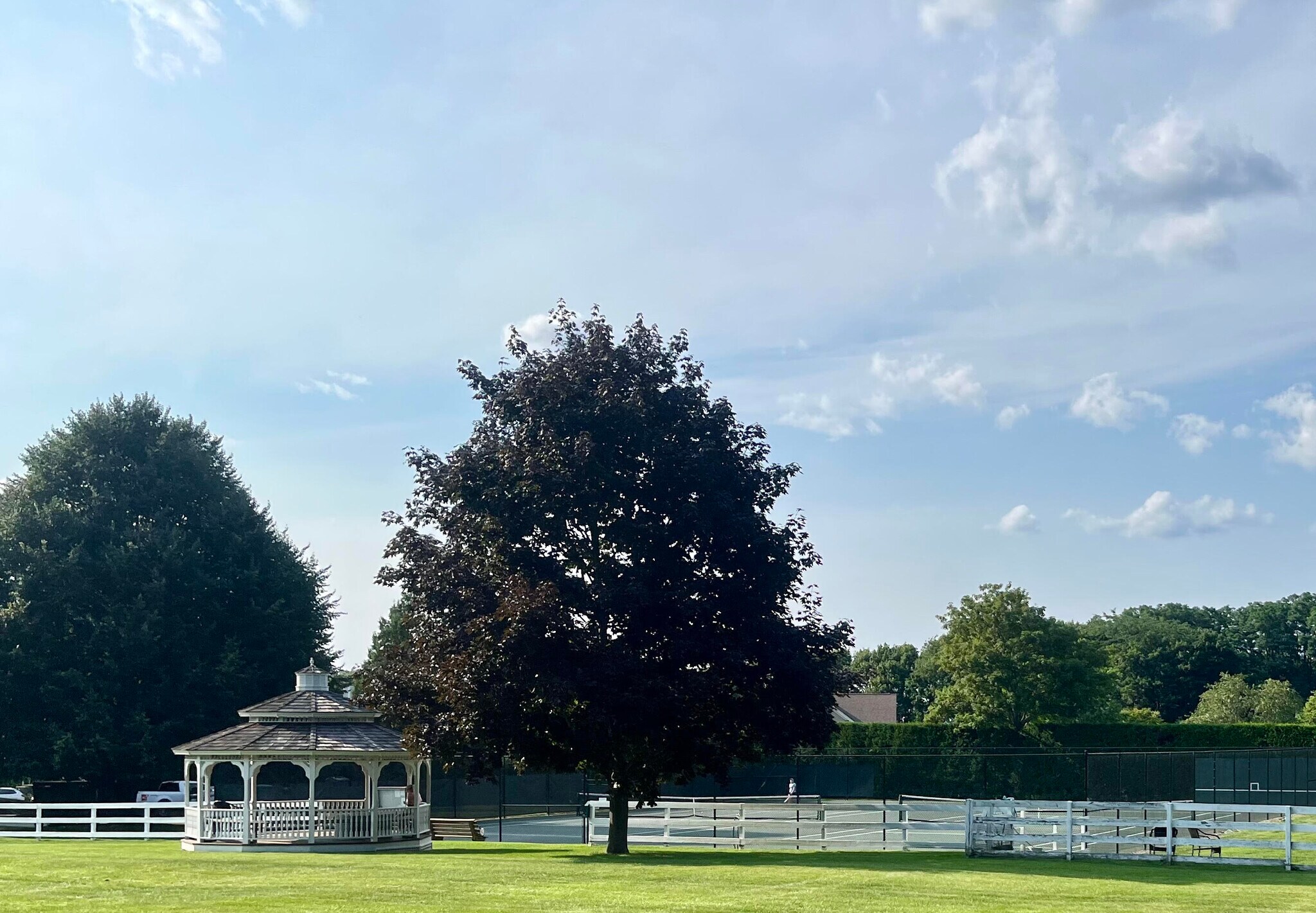 Tennis court and gazebo - 77 Windward Ln