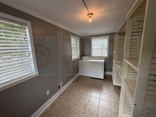 Building Photo - 3925 Rosewood Dr