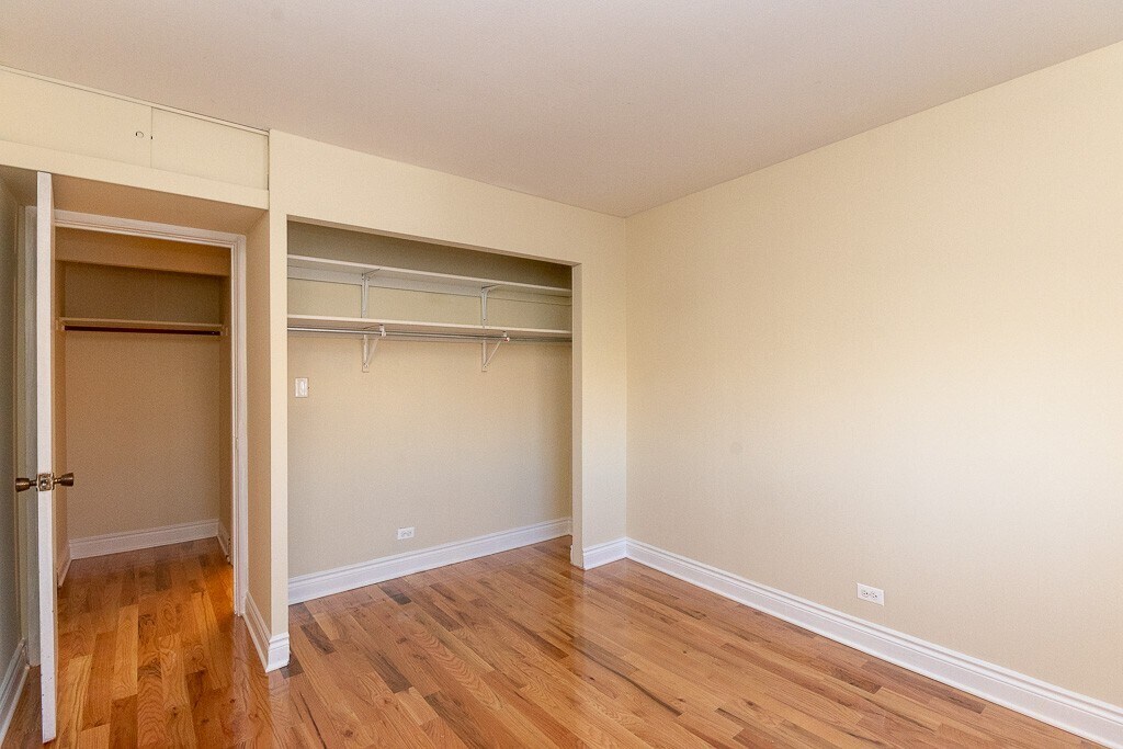 Building Photo - 659 W Wrightwood Ave