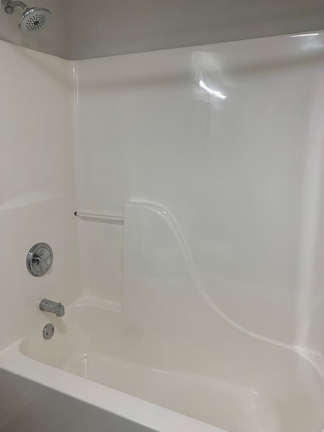 Building Photo - Updated Crescent hills Condo 2 bed/2 bath