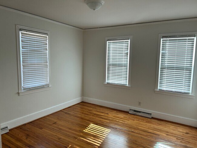 Building Photo - 320 E 20th St