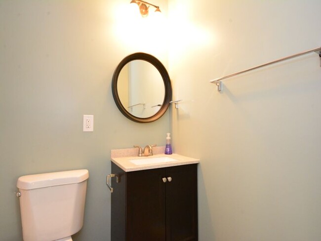 full bath - 833 United Ave SE