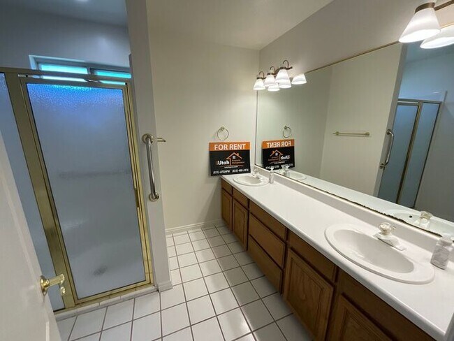 Building Photo - 4 bdrm 3 bth Home 2 Car Garage- HOA with Pool