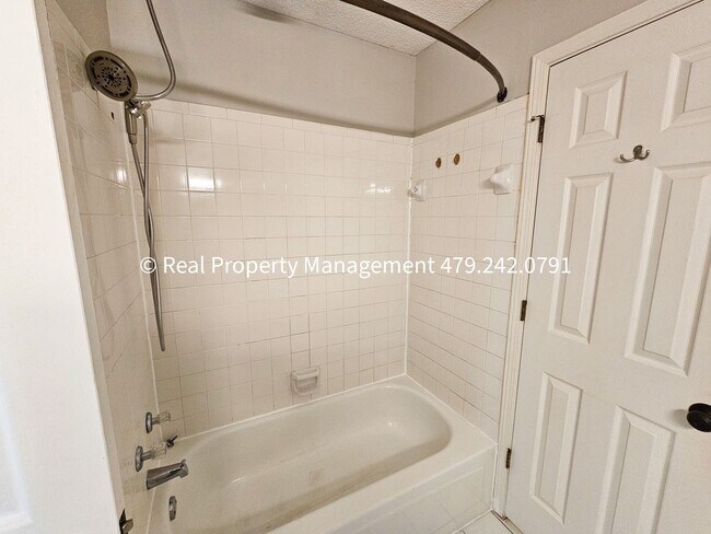 Building Photo - 3 Bedroom Close to Mercy Hospital - Availa...