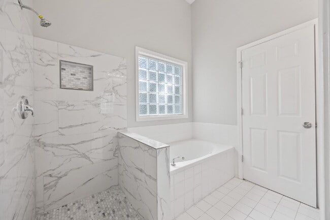 Building Photo - Spacious 3BR/3BA + 2 Bonus Rooms | $2,500/...