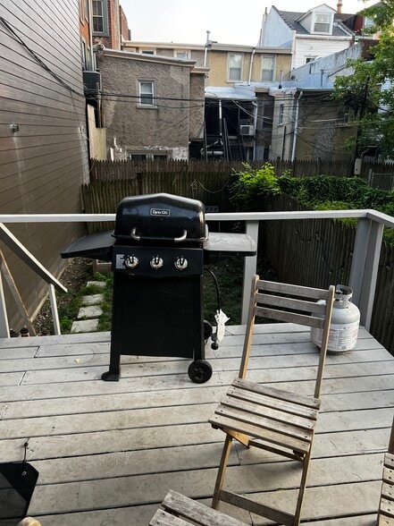 back deck with private, fenced in backyard - 4346 Cresson St