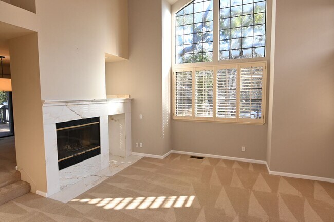 Building Photo - Tranquil / Updated Townhome in Gated in Vi...