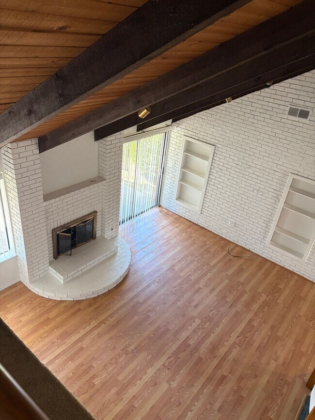 Building Photo - Exceptional 3 bedroom plus Loft or 4th bedroom