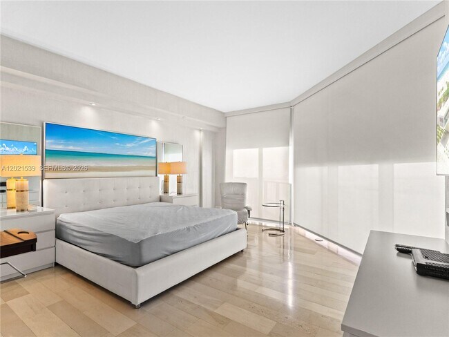 Building Photo - 1300 Brickell Bay Dr