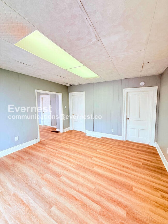 Building Photo - 3 Bed/1 Bath Home with Off-Street Parking / Pet-Friendly / Available Now!