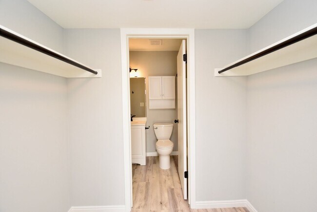 Building Photo - Remodeled 2 Bedroom 2 Bath Unit in HOA Community with Great Amenities!