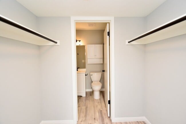 Building Photo - Remodeled 2 Bedroom 2 Bath Unit with Great Amenities! $500 off First Month Rent!