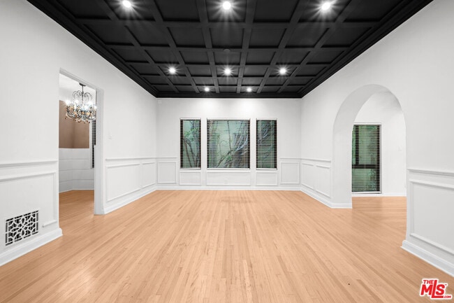 Building Photo - 260 S La Peer Dr